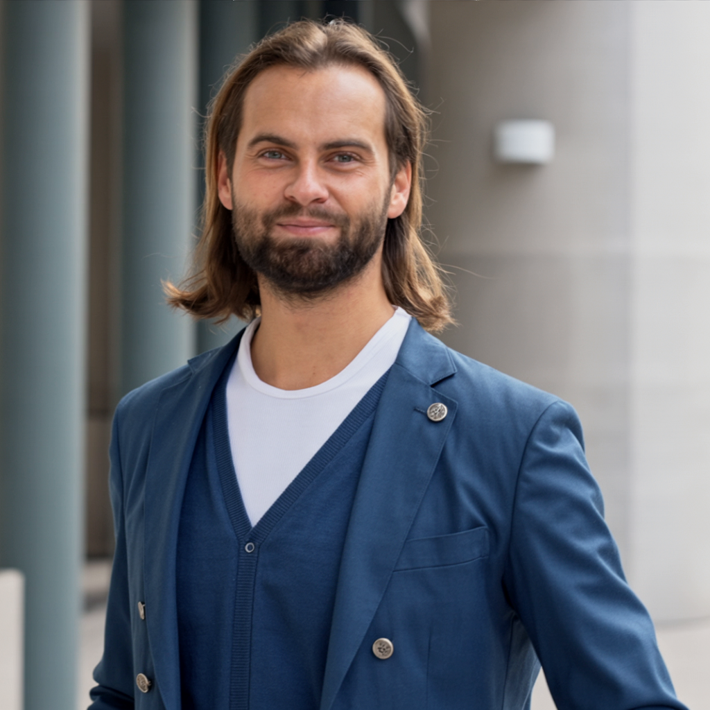 Business Portrat Eines Jungen Mannes Spo 9 Z6bkV8SryBw9jQT 1MfA SEALKB6xQN6XwOeYQJocLQ